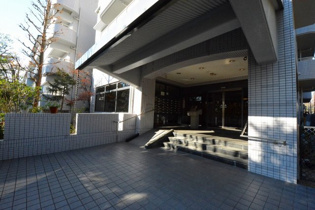 白鷹松下町マンションのエントランス