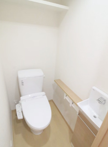 エトランゼ東櫛原15のトイレ|温水洗浄便座トイレです