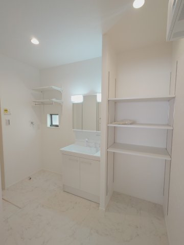 ◇高松市新北町オール電化住宅◇９月中のご契約で太陽光発電システムをプレゼント！の洗面所|洗面所
タオルや着替えをスムーズに取り出せたり日用品のストックを確保しやすくできる収納棚が設置されています。
洗面所が広いのでお子様と一緒にお風呂に入っても服を脱がせたり着せたりと窮屈ではあ