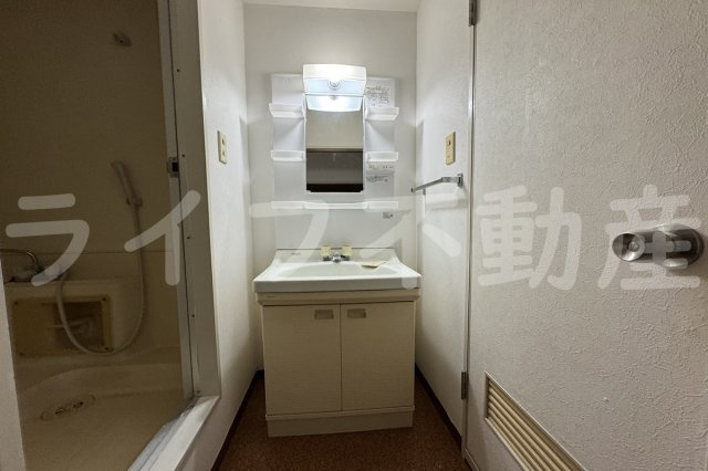 富尾マンションⅡの独立洗面台|独立洗面台、小物を置くことができて便利です