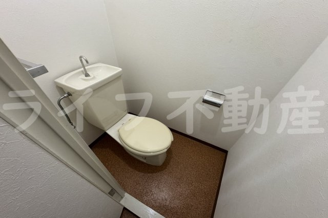 富尾マンションⅡのトイレ|落ち着いた色調のトイレです