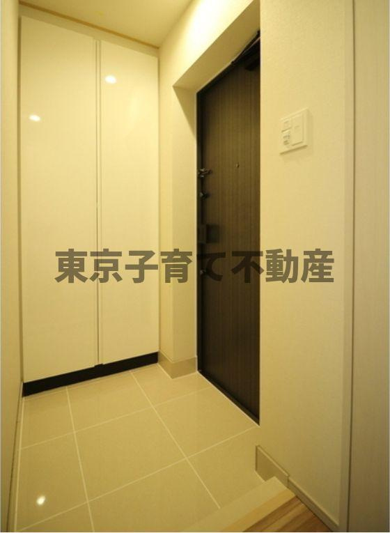 コンフォリア新御徒町の玄関