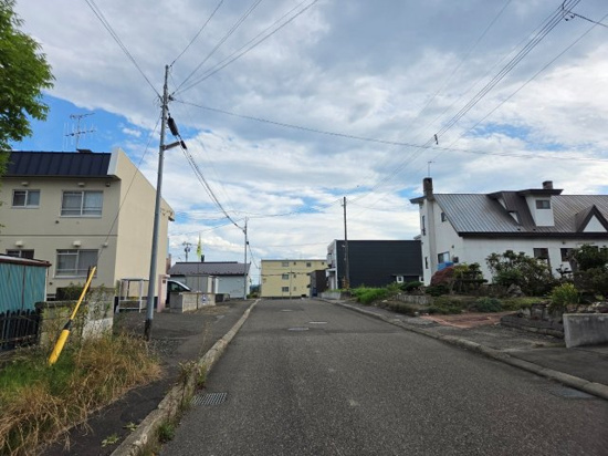 北見市清見町８番地４　中古売家の前面道路含む現地写真