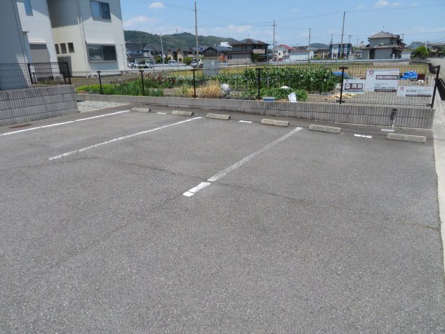 ドミールブラシェ北天満の駐車場