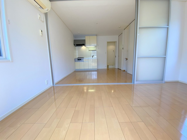 ローズガーデンの居間・リビング|★きれいなフローリングのお部屋です★