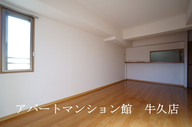 牛久ロイヤルレジデンスAⅢ型の居間・リビング