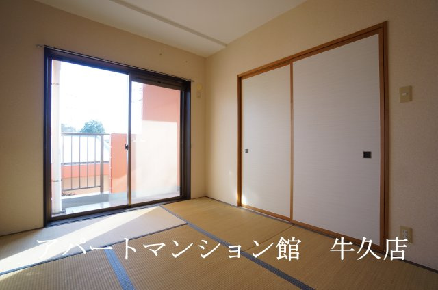 牛久ロイヤルレジデンスAⅢ型の和室