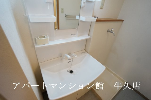 牛久ロイヤルレジデンスAⅢ型の独立洗面台