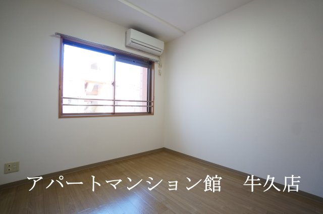 牛久ロイヤルレジデンスAⅢ型の洋室
