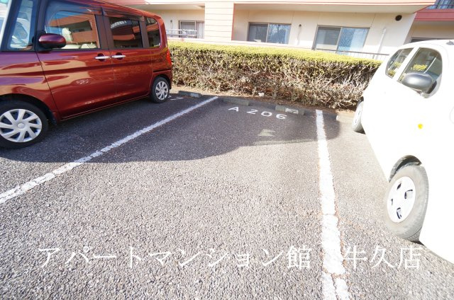 牛久ロイヤルレジデンスAⅢ型の駐車場