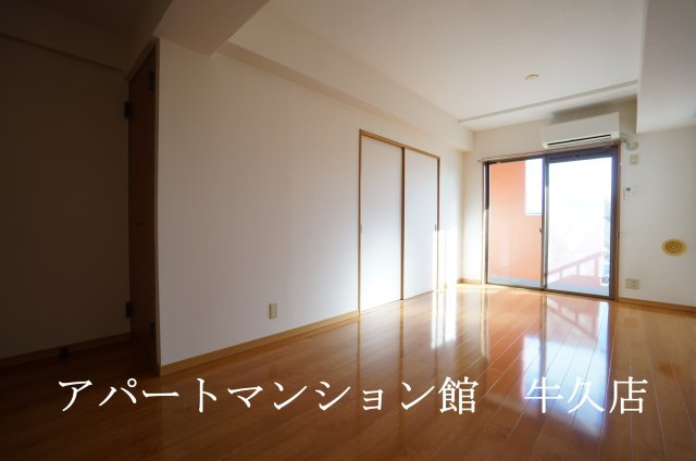 牛久ロイヤルレジデンスAⅢ型の居間・リビング