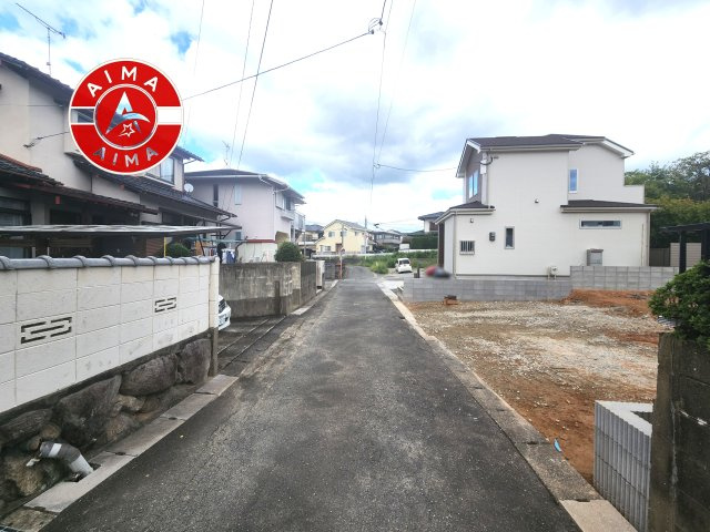 太宰府市梅ケ丘1丁目第1-1棟（1号棟）の外観|前面道路含む現地の写真です。