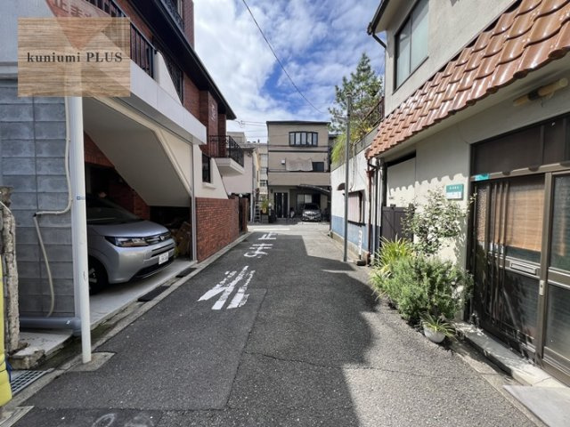 大阪市都島区東野田町4丁目　2号棟の前面道路含む現地写真
