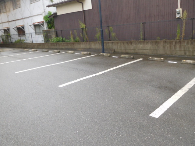 高砂市梅井１丁目のハイツの駐車場