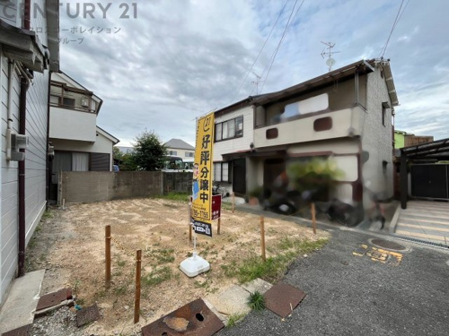 小学校・中学校が近い：学校がすぐ近くにあるため、子どもの通学負担が少なく、親御さんも安心できる立地です。