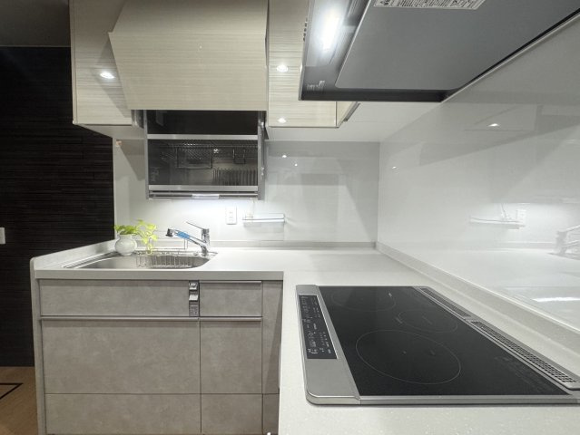 若葉3丁目戸建て1階のキッチン|3口のIHコンロです♪コーナー収納には災害時の非常用物資をどうぞ◎