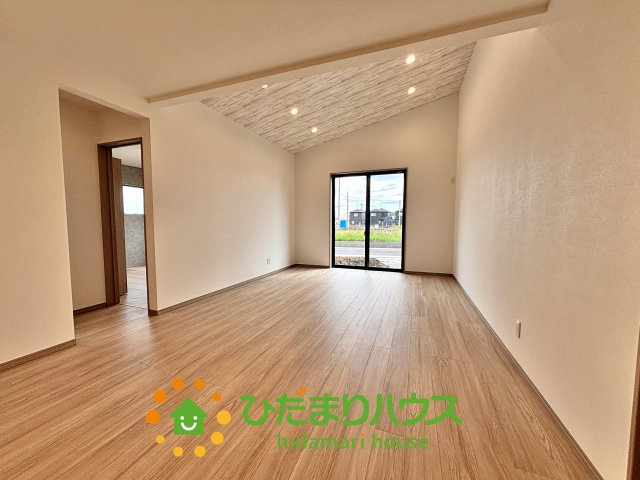ワイウッドコート加須市下高柳第14期　新築一戸建て　05の居間・リビング