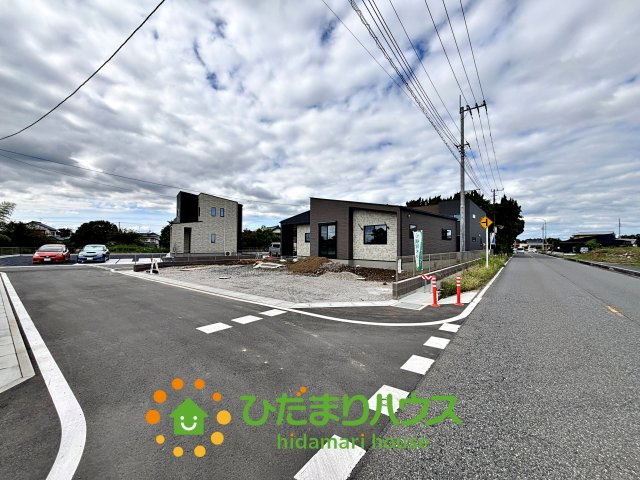 ワイウッドコート加須市下高柳第14期　新築一戸建て　05の前面道路含む現地写真