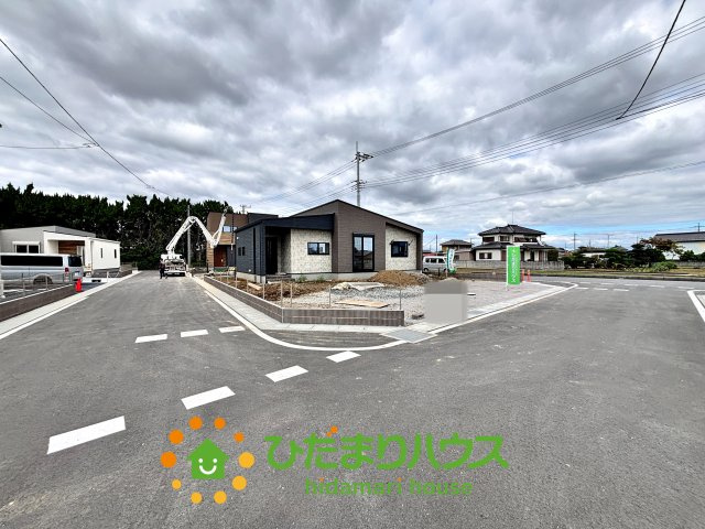 ワイウッドコート加須市下高柳第14期　新築一戸建て　05の前面道路含む現地写真
