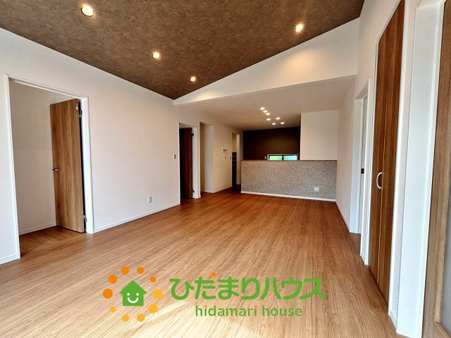 ワイウッドコート加須市下高柳第14期　新築一戸建て　02の居間・リビング