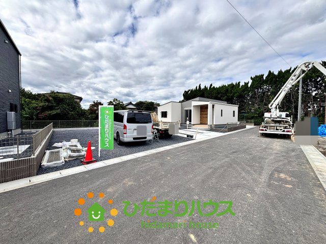 ワイウッドコート加須市下高柳第14期　新築一戸建て　02の前面道路含む現地写真