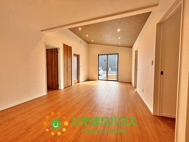 ワイウッドコート加須市下高柳第14期　新築一戸建て　02の居間・リビング