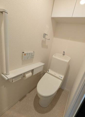 プレミスト元浜のトイレ|清潔感のあるトイレ！背面上部には便利な収納棚付きで、トイレットペーパーや掃除用品のストックに便利です☆
