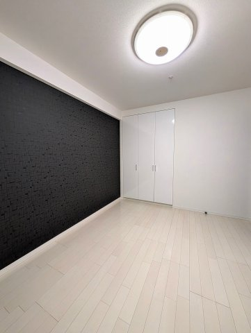 プレミスト元浜の洋室|7帖の洋室になります。アクセントクロスがオシャレでインテリアによって様々なテイストに変えられます！
