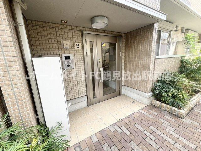東大阪市森河内西１丁目のアパートのエントランス