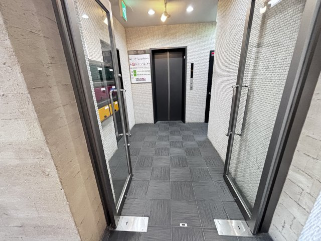 大阪市中央区東平２丁目の店舗事務所のエントランス