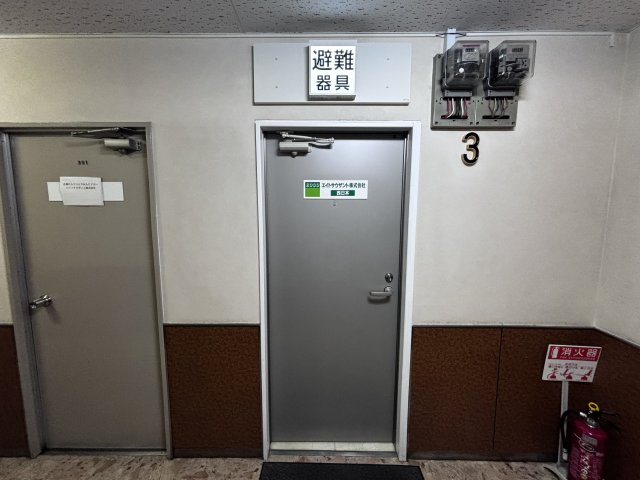 大阪市中央区東平２丁目の店舗事務所の玄関