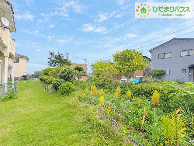 日立市西成沢町2丁目　中古戸建の駐車場|時間がない時もらくらくと車の出し入れができる並列駐車場を完備！！