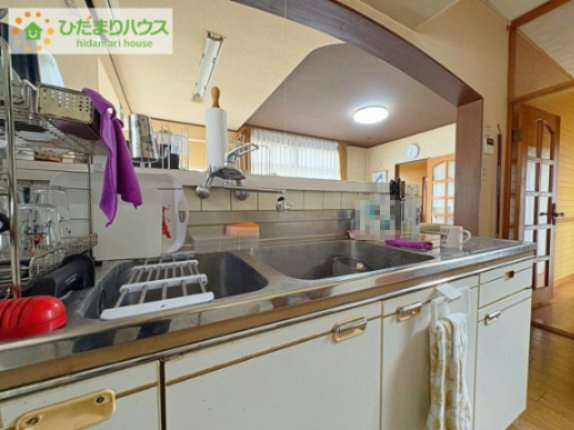 日立市西成沢町2丁目　中古戸建のキッチン|カウンターは少し高くなってますので、手元が隠れて来客からは見えにくくなってます♪