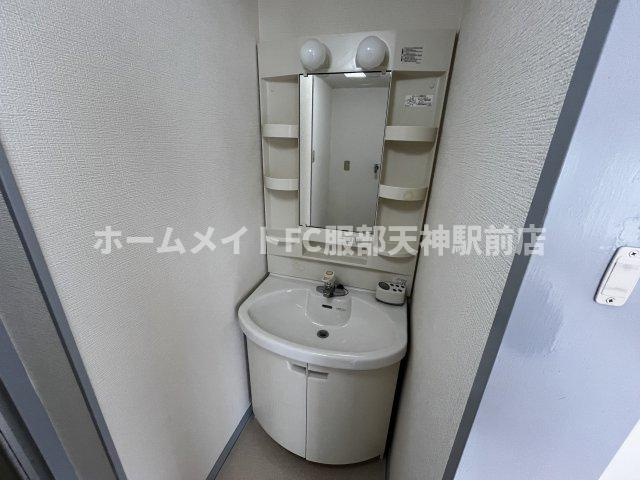 愛名マンションの独立洗面台