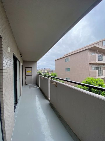 サーパス柏のバルコニー|【バルコニー】広々としたバルコニー面積17.19㎡を確保！日当たりや風通しも良好で、洗濯物や布団を干す際にも大活躍します。開放的な屋外空間で、爽やかな外気を感じながら心地よい時間を過ごせます。