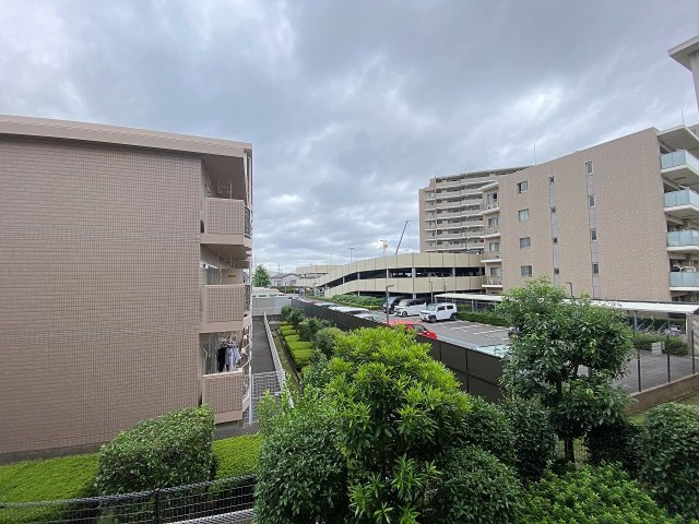 サーパス柏の展望|【眺望】前面に遮るものがなく開放的な景色が広がる心地よい眺望！爽やかな風と十分な日差しを感じながら、季節の移ろいや綺麗な空を楽しめます。お部屋にいながらリフレッシュできる魅力的な住環境です。