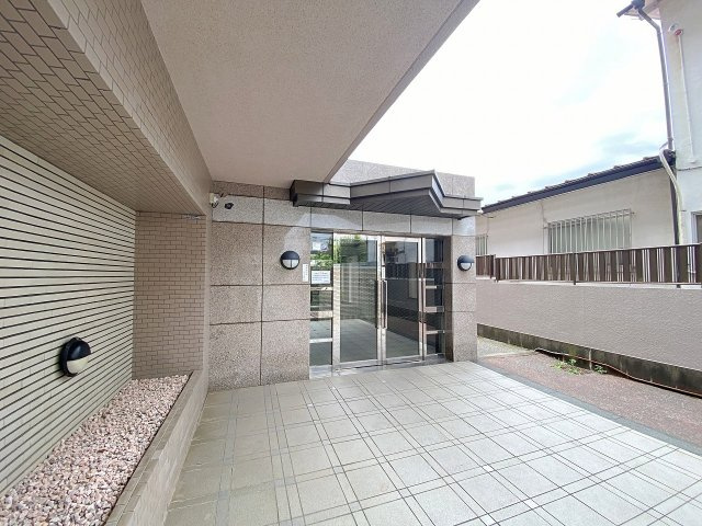 サーパス柏|【エントランス】マンションの入り口へと続くゆとりあるエントランスアプローチ！綺麗に整備されており、毎日の出入りやお出迎えも気持ちよく行えます。住まう方のプライドを満たす上品で上質な佇まいです。