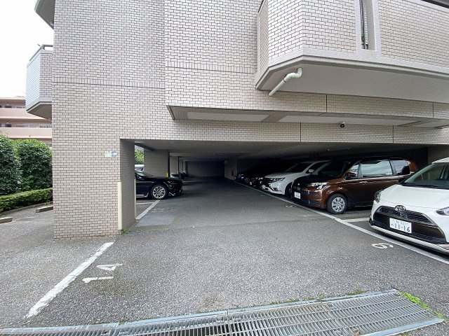 サーパス柏の駐車場|【駐車場】敷地内に完備された出し入れがしやすい駐車場スペース！大切なお車を敷地内に安全に駐車でき、お出かけや日常の買い物時にも大変便利です。愛車をお持ちの方にも嬉しい快適な住環境を整えています。