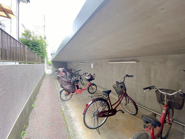 サーパス柏の駐輪場|【駐輪場】屋根付きで雨の日も安心の整然とした敷地内駐輪スペース！大切な自転車を風雨から守り、日々の通勤や通学、近隣へのお買い物も快適にサポートします。出し入れがしやすく管理の行き届いた環境です。