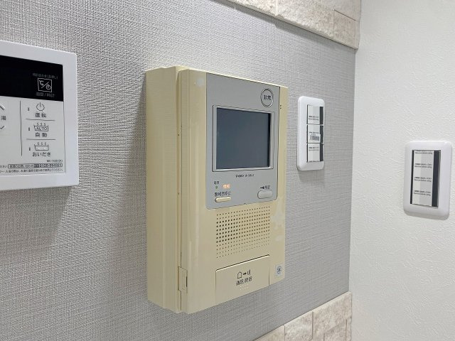 サーパス柏のセキュリティ|【TVモニターホン】来訪者の顔や姿を室内からしっかり確認できるTVモニター付きインターホン！防犯性が非常に高く、急な訪問時にも安心して対応可能です。ご家族の安全で快適な暮らしを24時間ガードします。