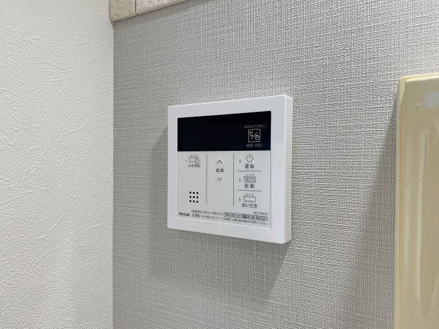 サーパス柏の発電・温水設備|【追い炊き機能】ボタン一つで設定温度のお湯を自動張れる便利な追い炊き機能付き！時間の空いたご家族の入浴時でも、いつでも温かいお湯に浸かることが可能です。快適で節水にも貢献する魅力的なお風呂設備です。