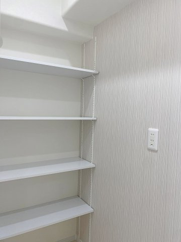 サーパス柏の収納|【パントリー】キッチン横に配置された大容量のパントリー収納！買い置きの食料品や調理器具、日用品までたっぷりスッキリ整理整頓できます。散らかりがちなキッチン空間を綺麗に保てる頼もしい設備仕様です。