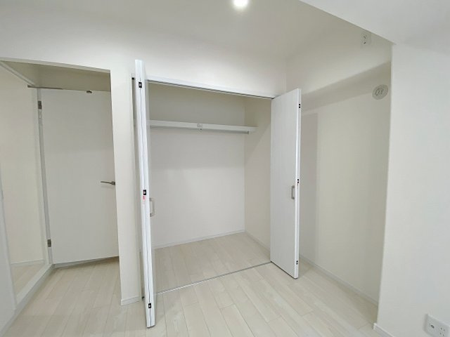 サーパス柏の収納|【収納】洋室（間取り図左上）に設置されたゆとりあるクローゼットスペース！衣類をはじめ季節物の荷物までしっかり収納できます。お部屋のスペースを無駄にせず有効活用でき、居住空間をより広く快適に使えます。