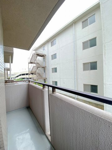 サーパス柏のバルコニー|【バルコニー】日当たり・通風ともに良好で爽やかな風が通り抜ける快適なバルコニー！洗濯物や布団も一度にたっぷり干せる広さを確保しており、お部屋全体に心地よい自然光と爽やかな空気を取り込んでくれます。