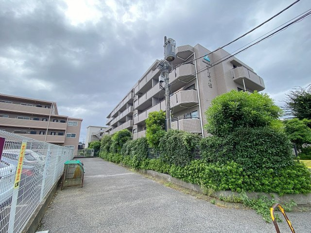 サーパス柏の外観|【外観】落ち着きのある閑静な住宅街に佇む、洗練されたデザインのマンション外観。周辺には買い物施設や公園などの生活利便施設が充実しており、毎日の暮らしやすさと住環境の良さが魅力的で長く快適に住めます。