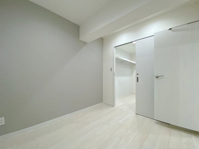 サーパス柏の子供部屋|【洋室4.2帖】使い勝手の良い4.2帖の洋室スペース！お子様のお部屋や集中できる書斎、趣味を楽しむワークスペースなど用途に合わせて柔軟に活用可能です。明るく居心地のよい快適なお部屋となっております。