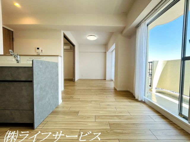 【居間・リビング】 | シャルム野中南公園 | リビングルーム12.4帖／リフォーム済につき即入居可！