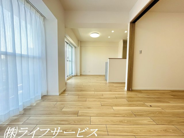【居間・リビング】 | シャルム野中南公園 | リビングルーム12.4帖／リフォーム済につき即入居可！