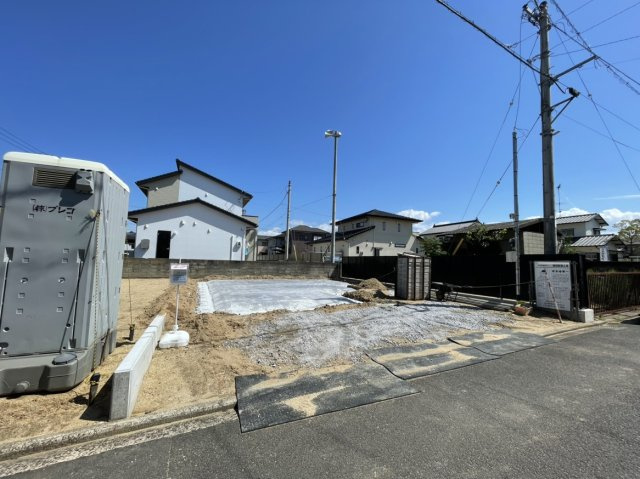 松山市今在家2丁目　新築戸建の前面道路含む現地写真|周囲の採光状況や通風の良さを実感できる現地全体のロケーション。フラットな区画調整がなされており、将来の駐車計画や実際の外構イメージを現地でより具体的に掴むことが可能です。