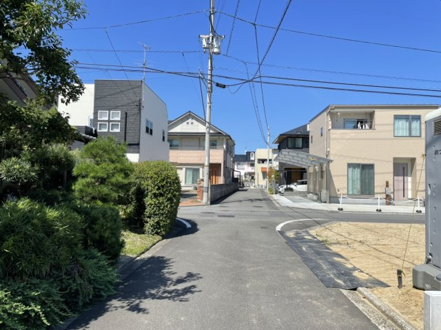 松山市今在家2丁目　新築戸建の前面道路含む現地写真|西側に面した幅員約4.0mの前面道路。接道幅は約9.7mと広々としており、平坦で高低差がないため車2台の出し入れやすれ違いも落ち着いて行える日常の移動に適した道路環境です。